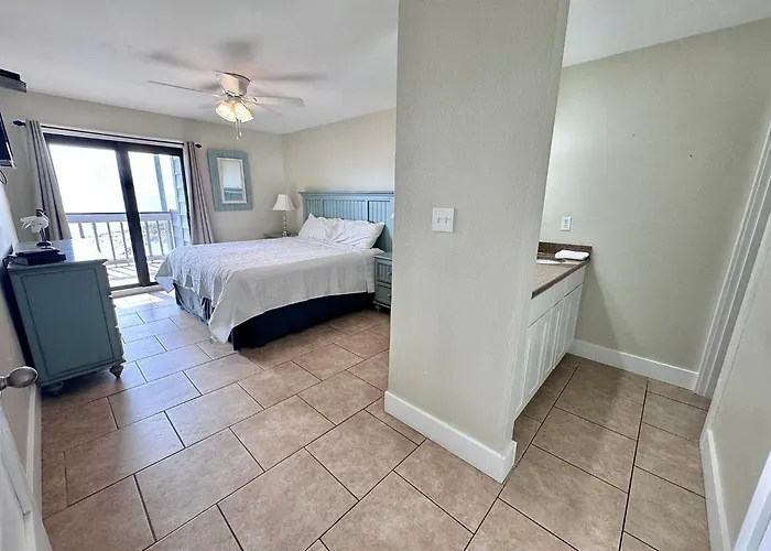 Holiday home Gulf Front Corner Unit | 3br / 2ba | Stunning Views + Updated Interior